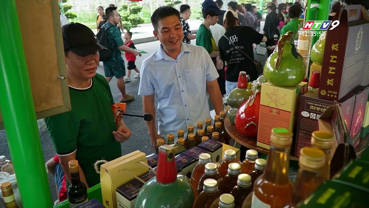 HÀNG NGÀN DU KHÁCH KHÁM PHÁ NƠI HỘI TỤ CÁC SẢN PHẨM NÔNG NGHIỆP TIÊU BIỂU